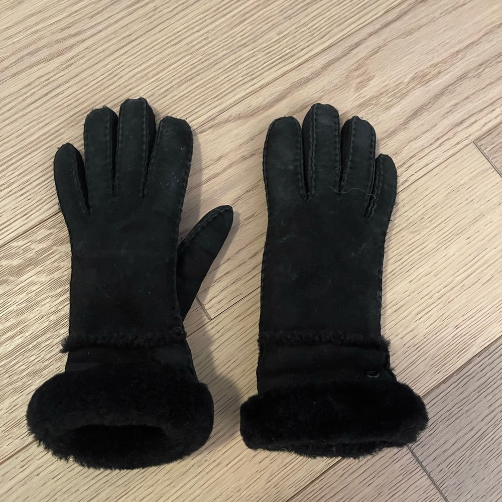 BLACK UGG SEAMED TECH GLOVE SHEEPSKIN